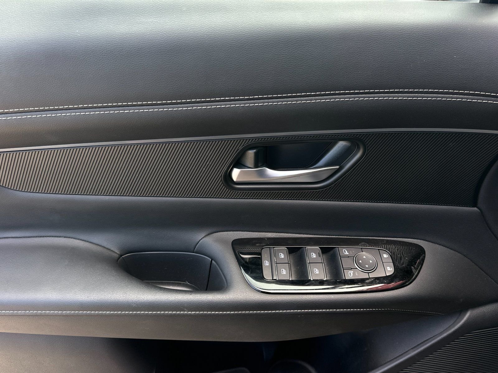 Used 2025 Gun Metallic Nissan SV image 10