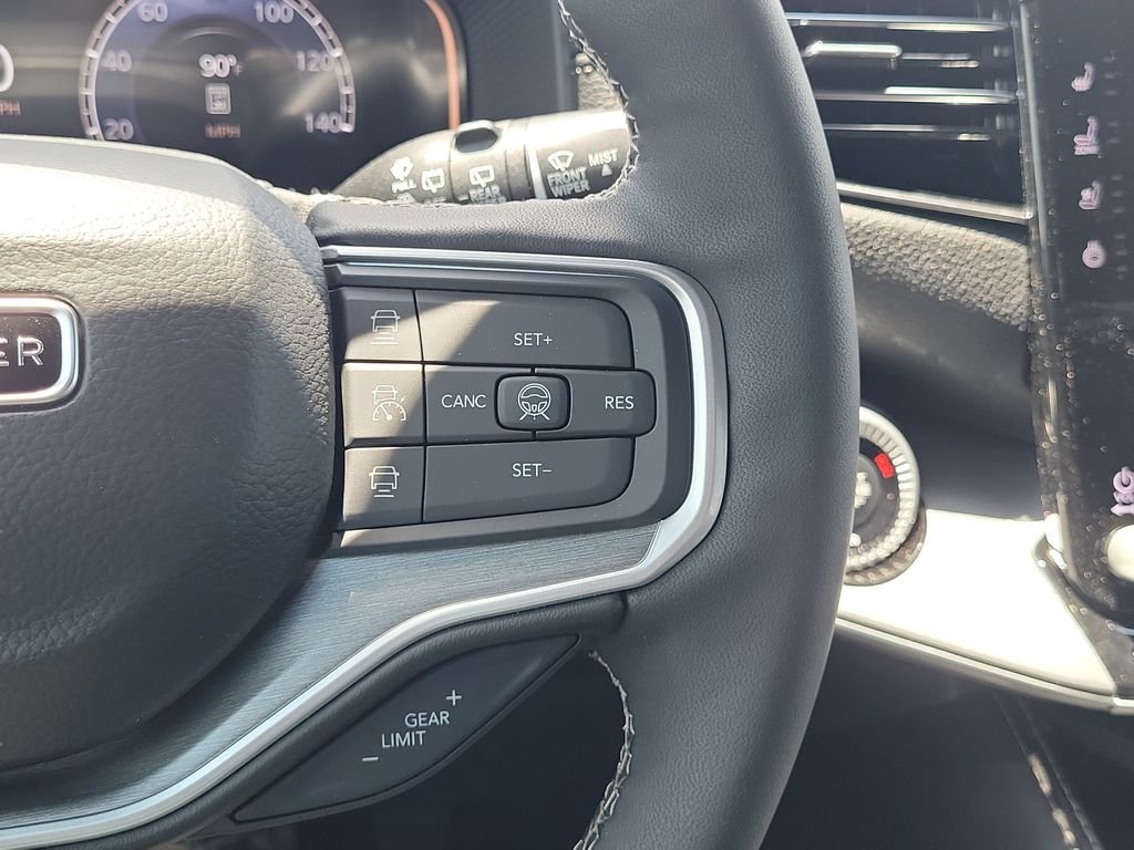 New 2026 Silver-Zynith Exterior Paint Jeep Limited Altitude image 22