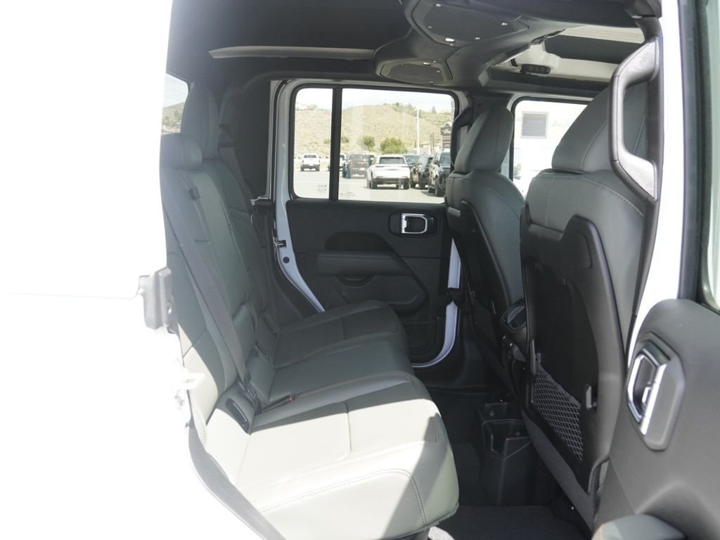 New 2026 Bright White Clear-Coat Exterior Paint Jeep Mojave image 23