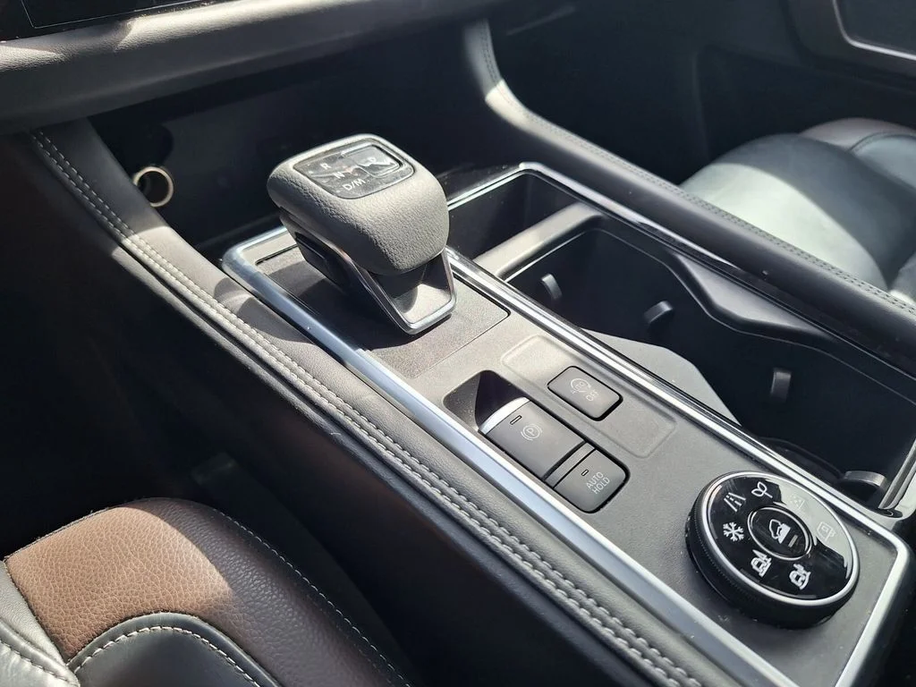 Used 2023 Red Nissan Platinum image 19