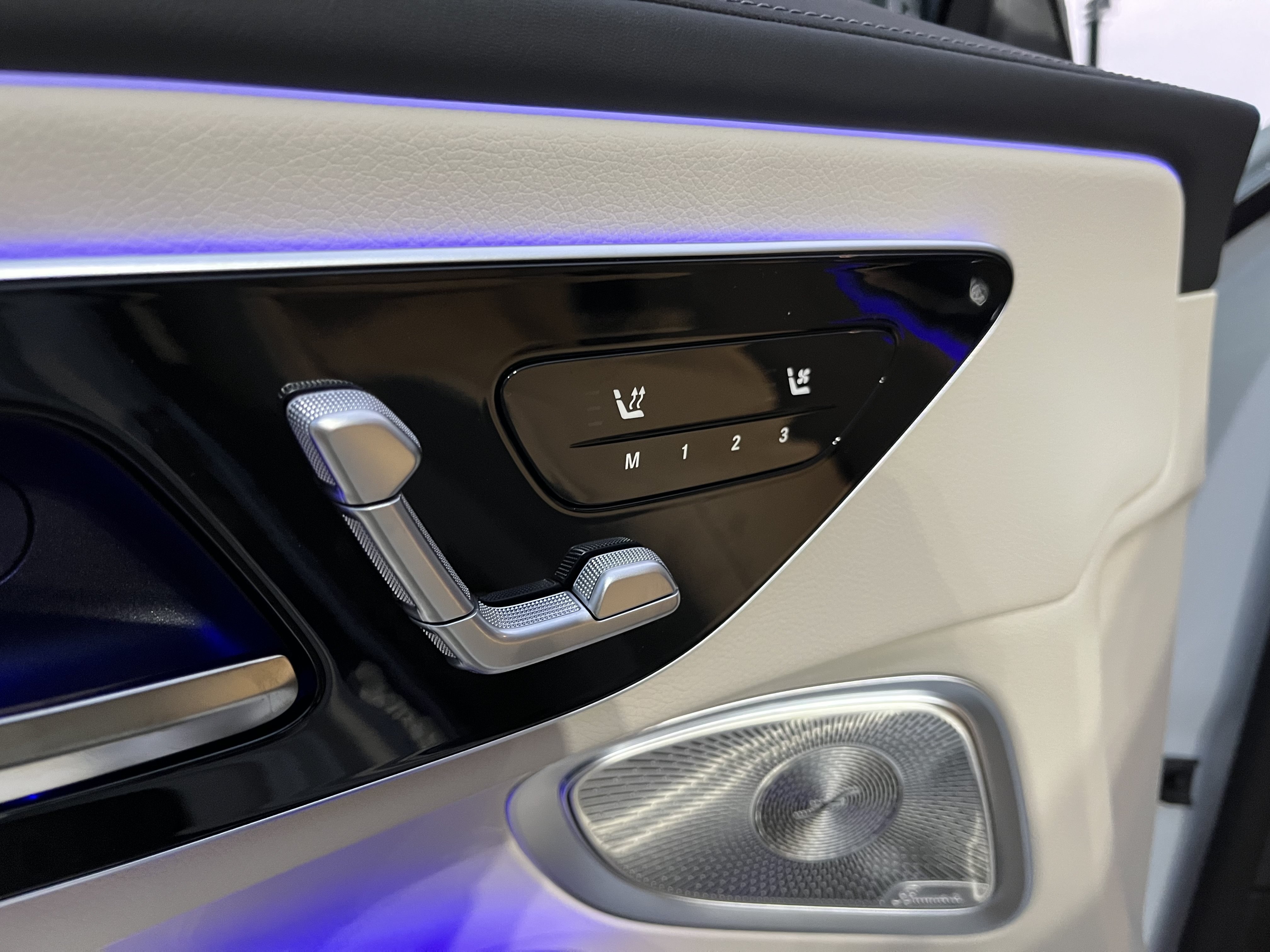 New 2026 MANUFAKTUR Moonlight White Metallic Mercedes-Benz CLE 300 image 14