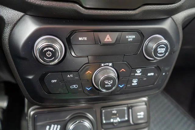 Used 2020 Black Jeep Latitude image 27