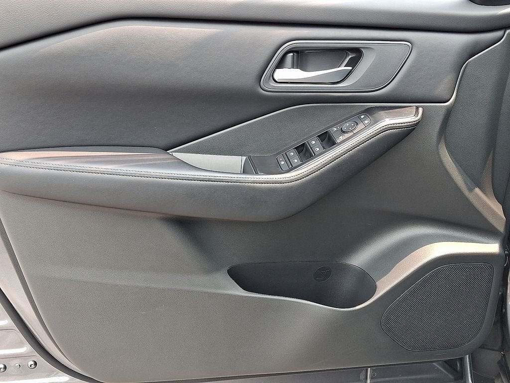 Used 2025 Gray Nissan SV image 13