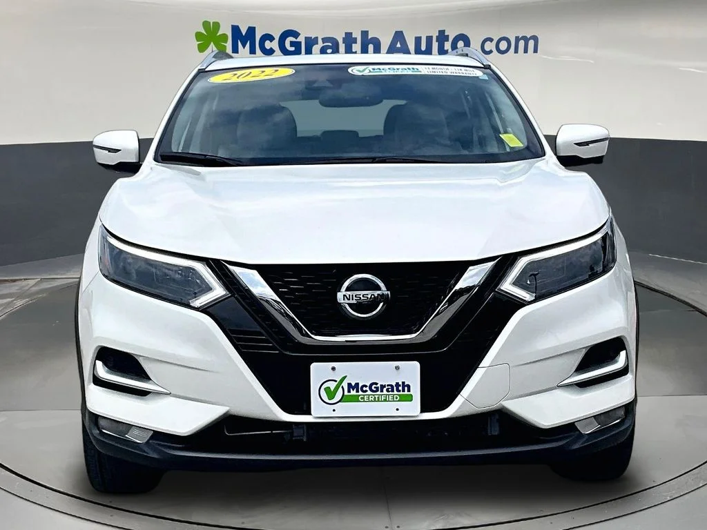 Used 2022 White Nissan SL image 2