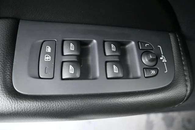 Used 2019 Grey Volvo Momentum image 12