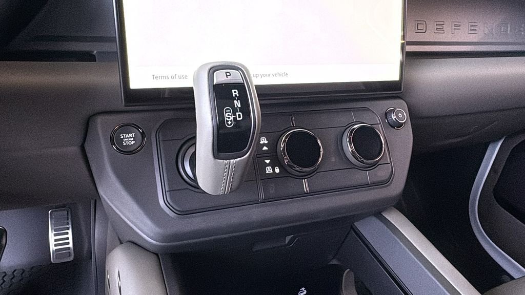 2026 Land Rover Defender OCTA - Photo 18