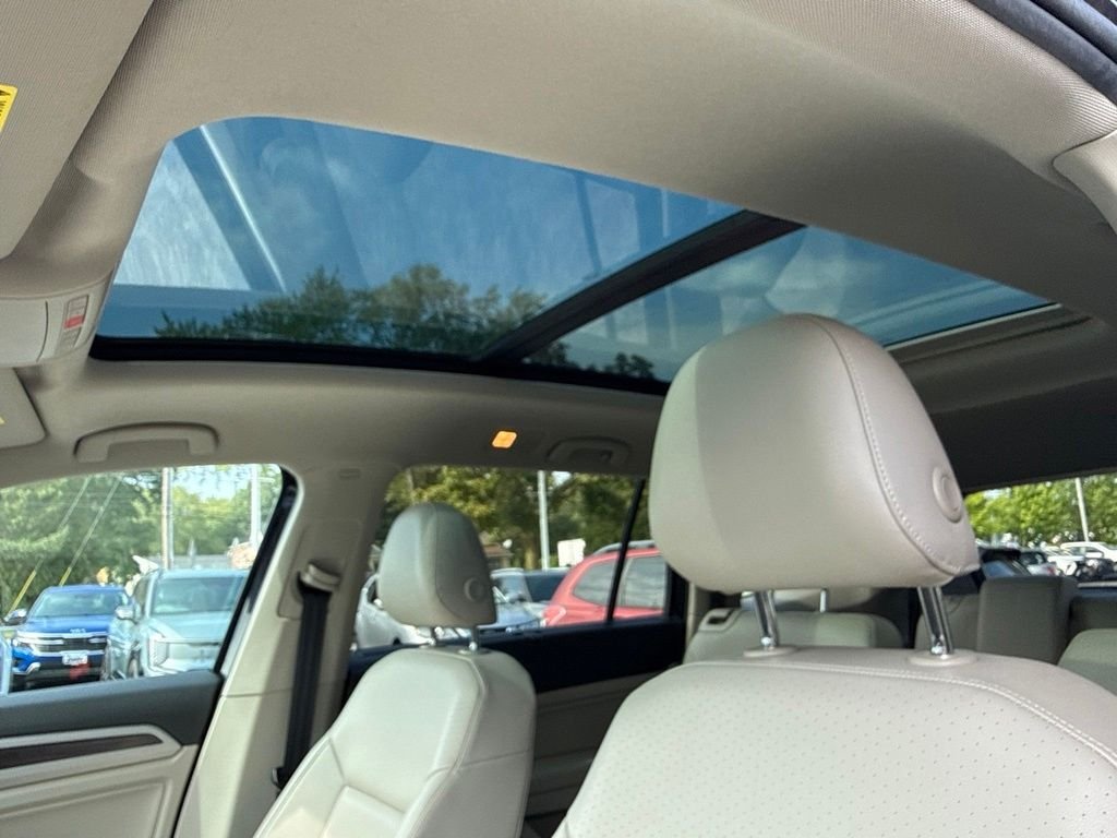 Used 2019 Black Volkswagen SEL image 27