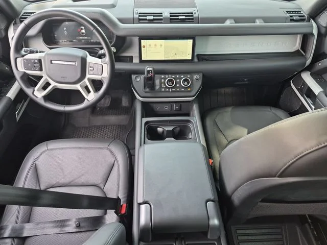 Used 2024  Land Rover SE image 31