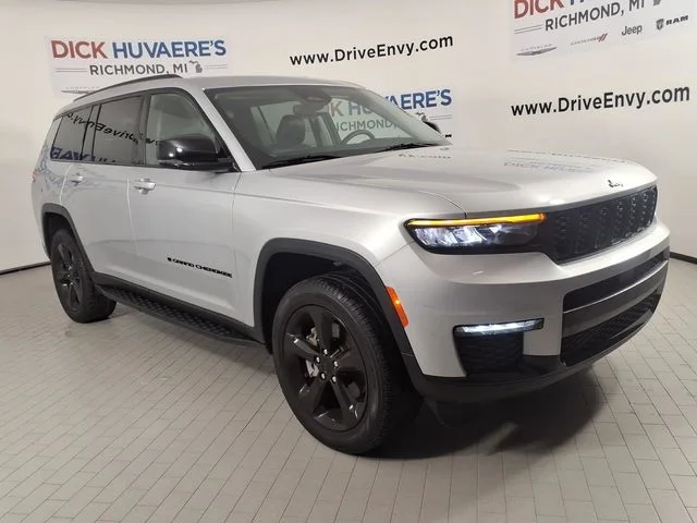 Used 2024 Silver Jeep Limited image 3