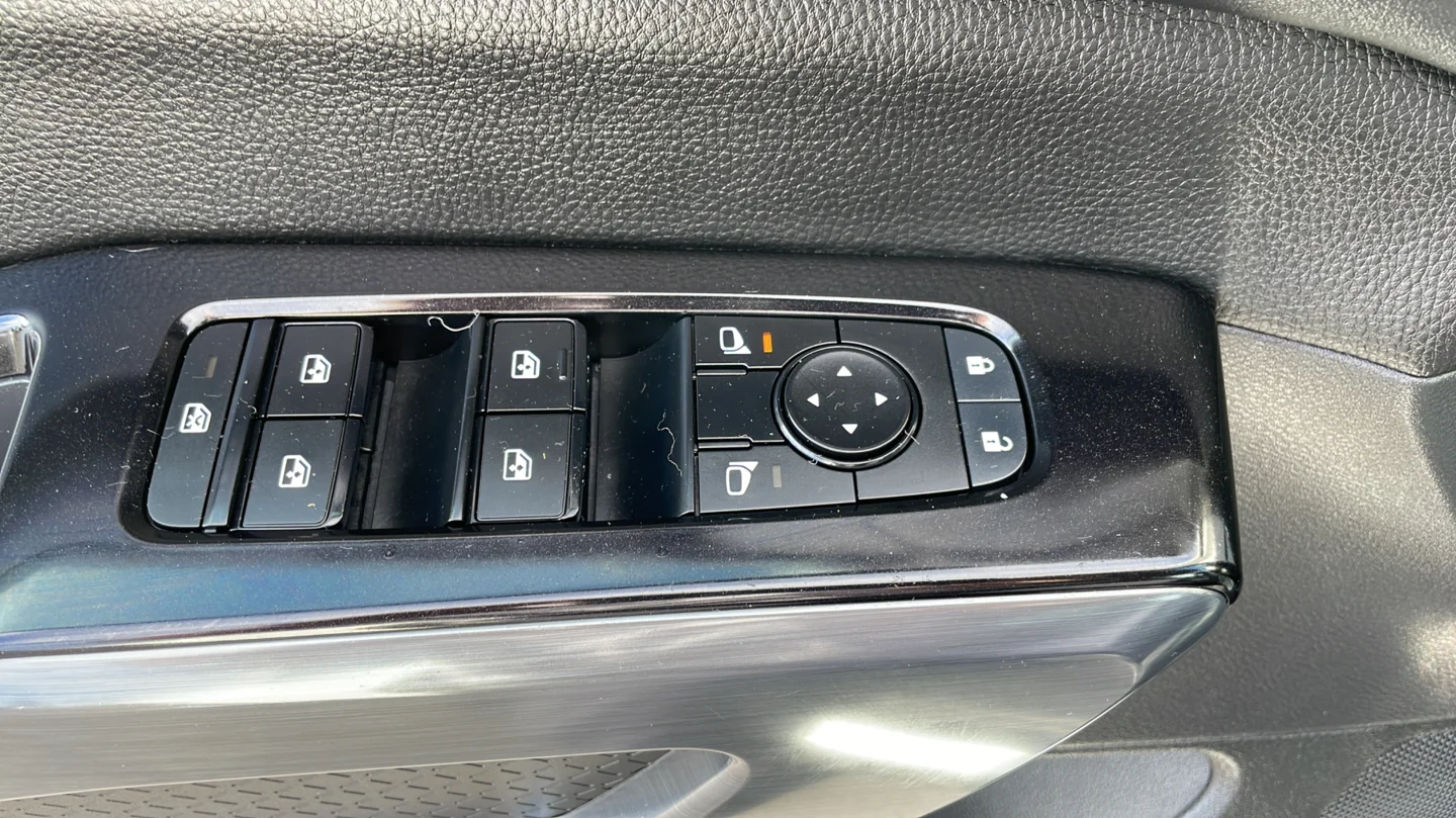 Used 2022 White Nissan SL image 16