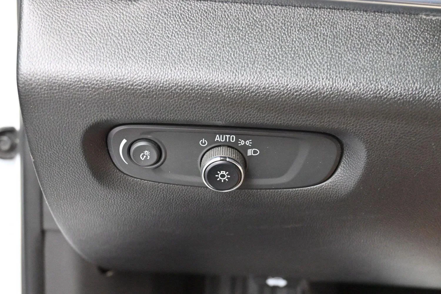 Used 2022 Summit White Chevrolet LT Cloth image 27