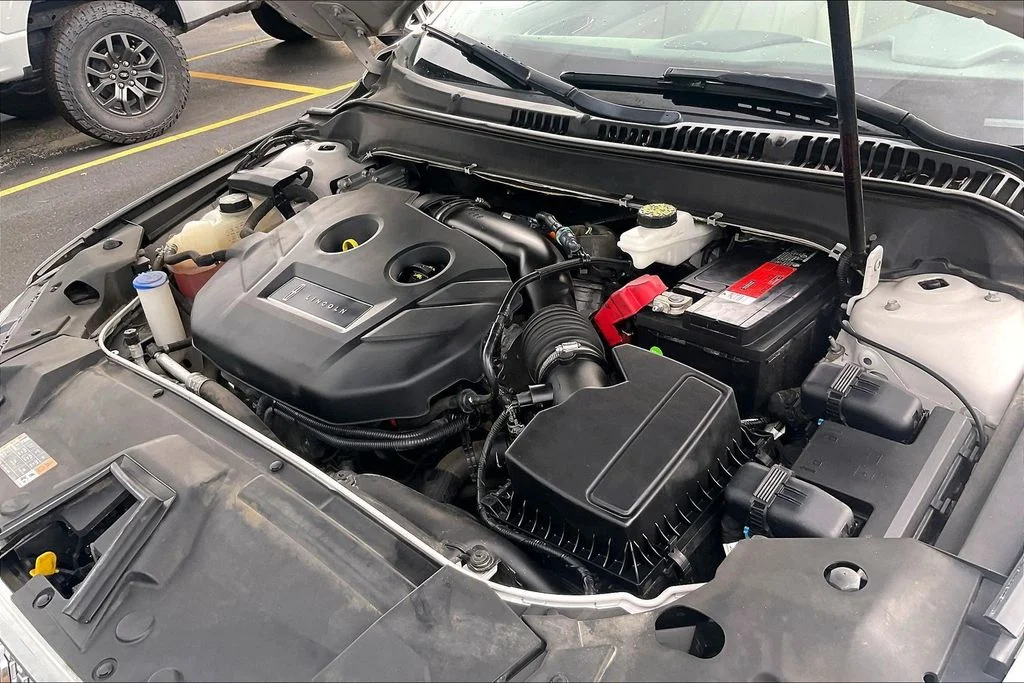 Used 2019 White Lincoln Standard image 31