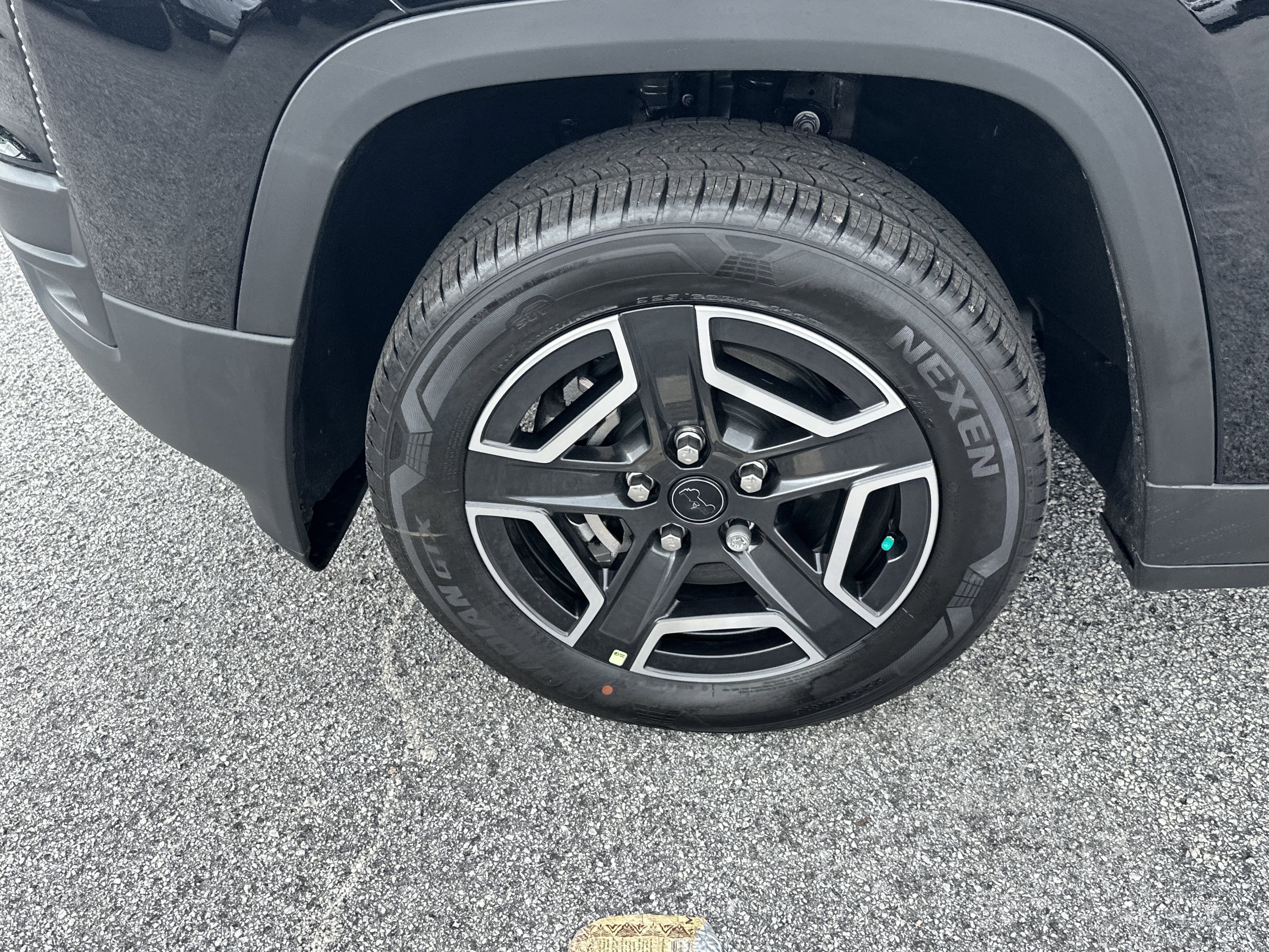 New 2026 Diamond Black Crystal Pearl-Coat Exterior Paint Jeep Limited image 12