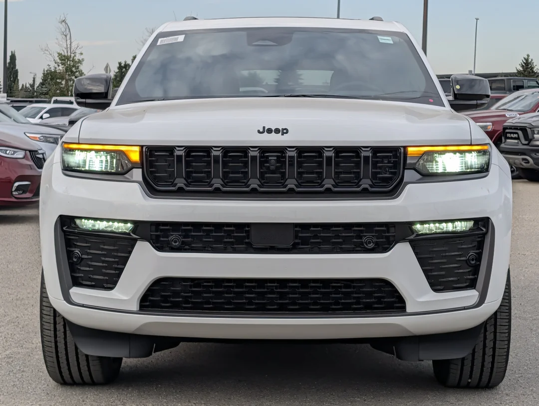 New 2026 White Jeep Limited Reserve - - 4x4 - Nappa Leather Seats - Dual-Pane Sunroof - Navigation & More! image 3
