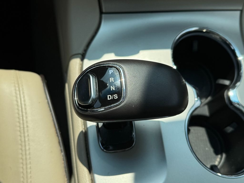 Used 2014 Cashmere Jeep Overland image 27