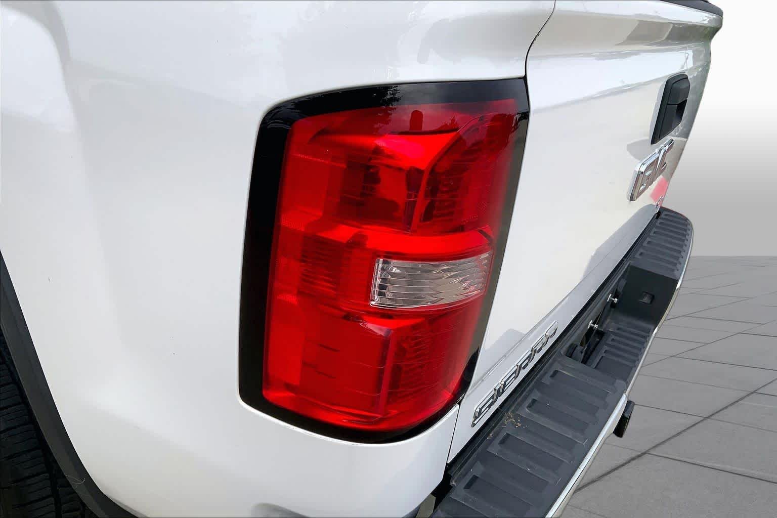 Used 2015 Summit White GMC SLE image 28