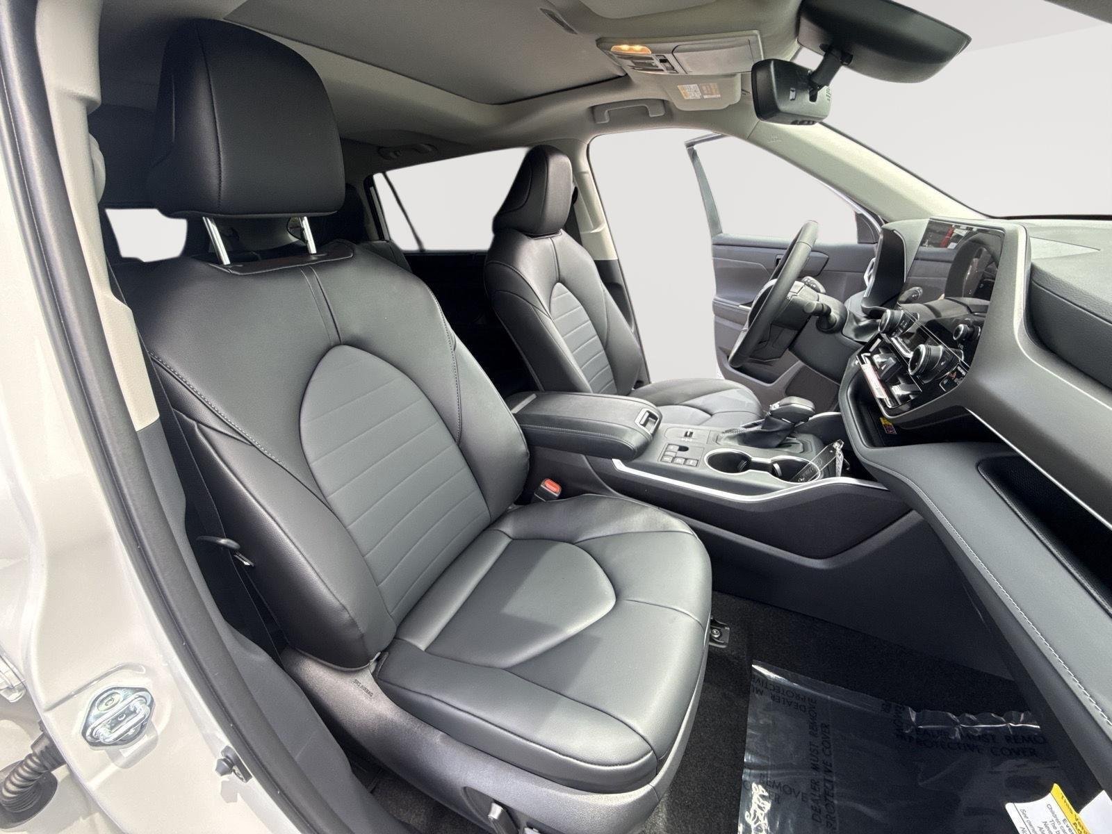 Used 2026 Wind Chill Pearl Toyota Hybrid XLE image 28