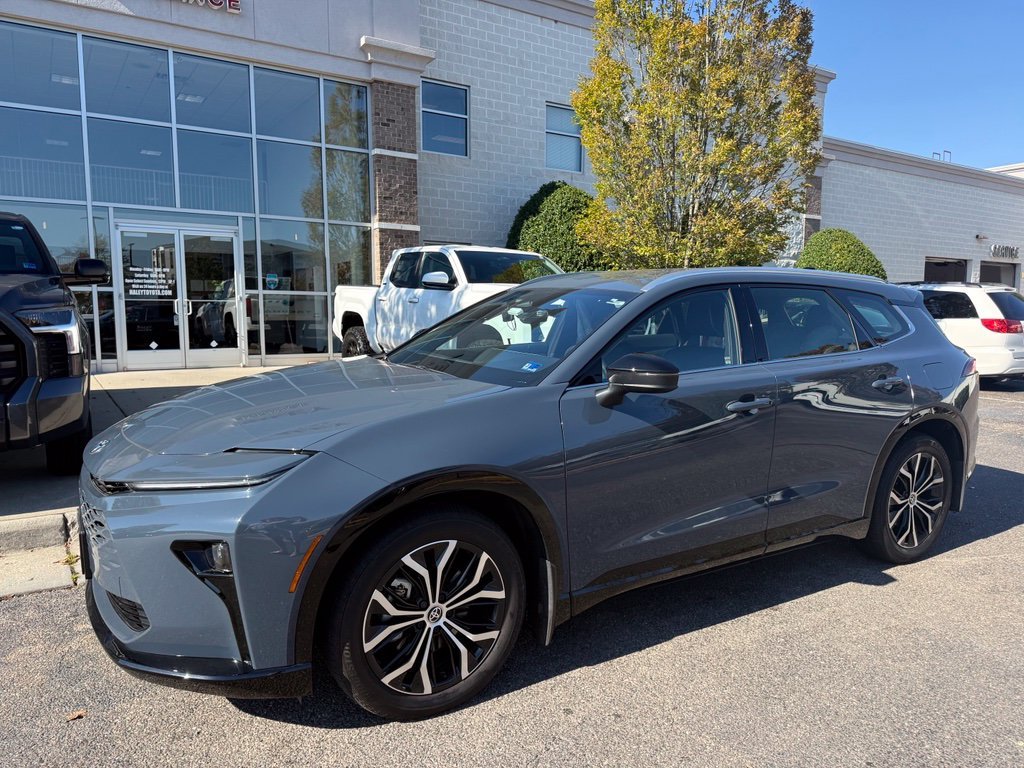Used 2025 White Toyota XLE image 4