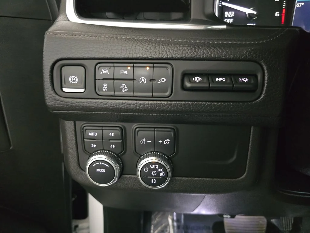 Used 2021 White GMC Denali image 27