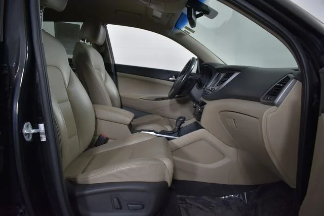 Used 2017 Black Hyundai SE Plus image 20