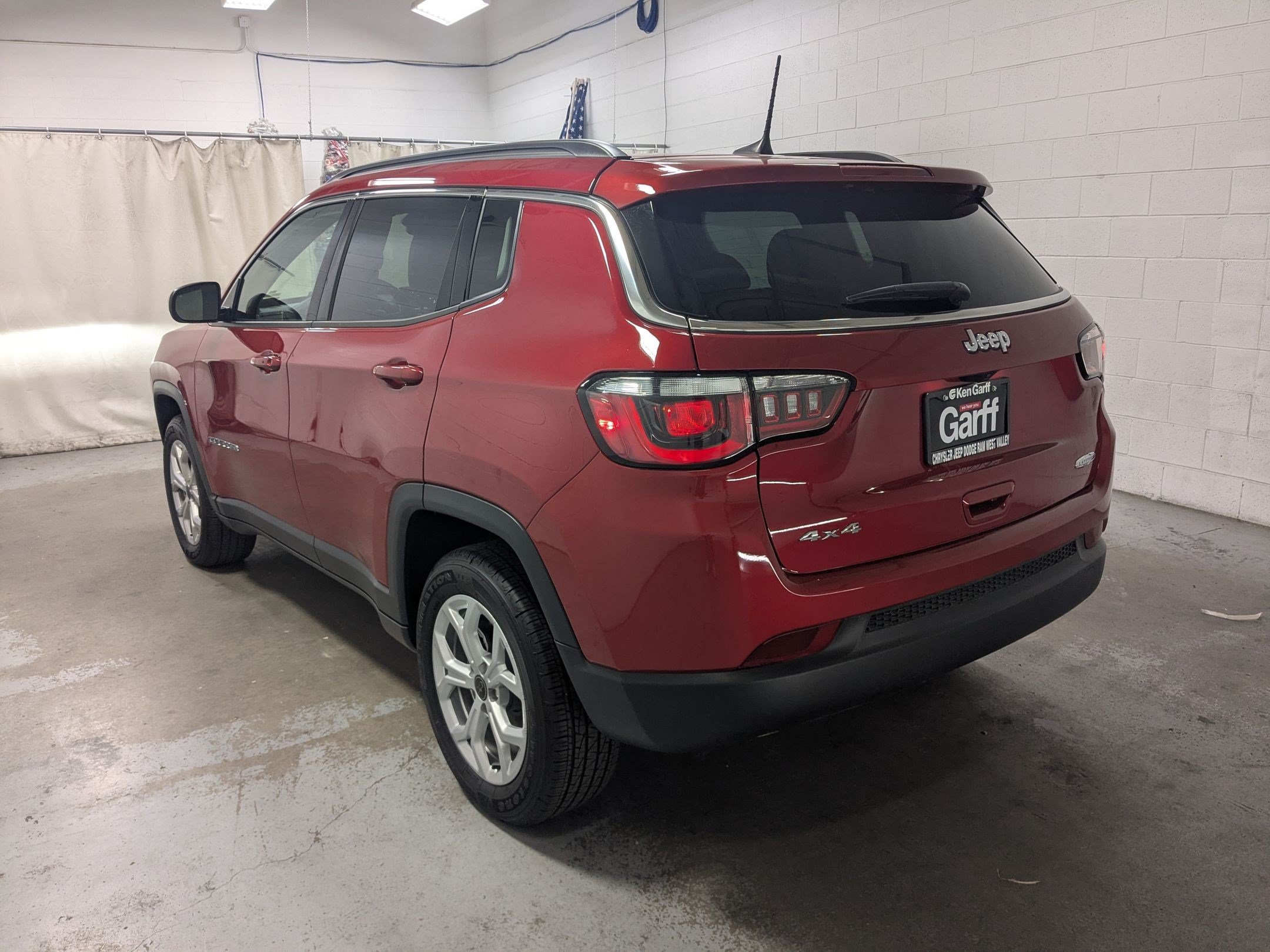 New 2026 Red Hot Pearl-Coat Exterior Paint Jeep Latitude image 7