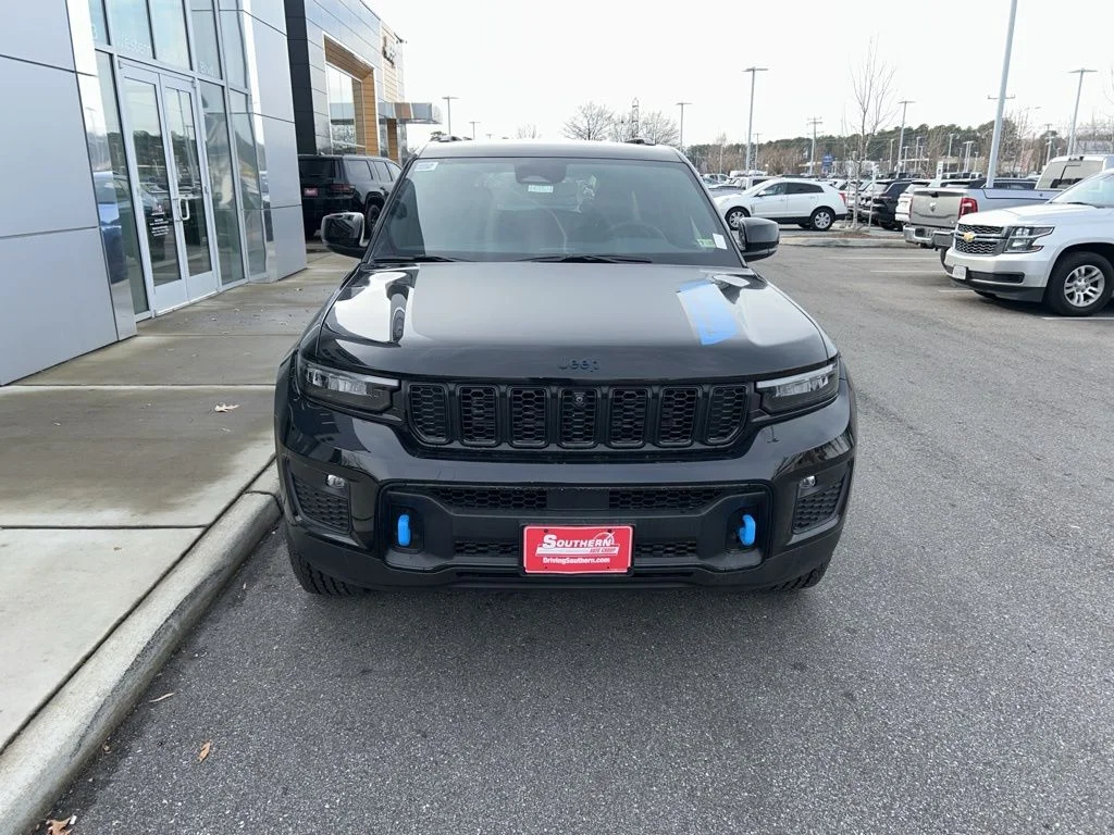 New 2024 Diamond Black Crystal Pearl-Coat Exterior Paint Jeep Trailhawk 4xe image 2
