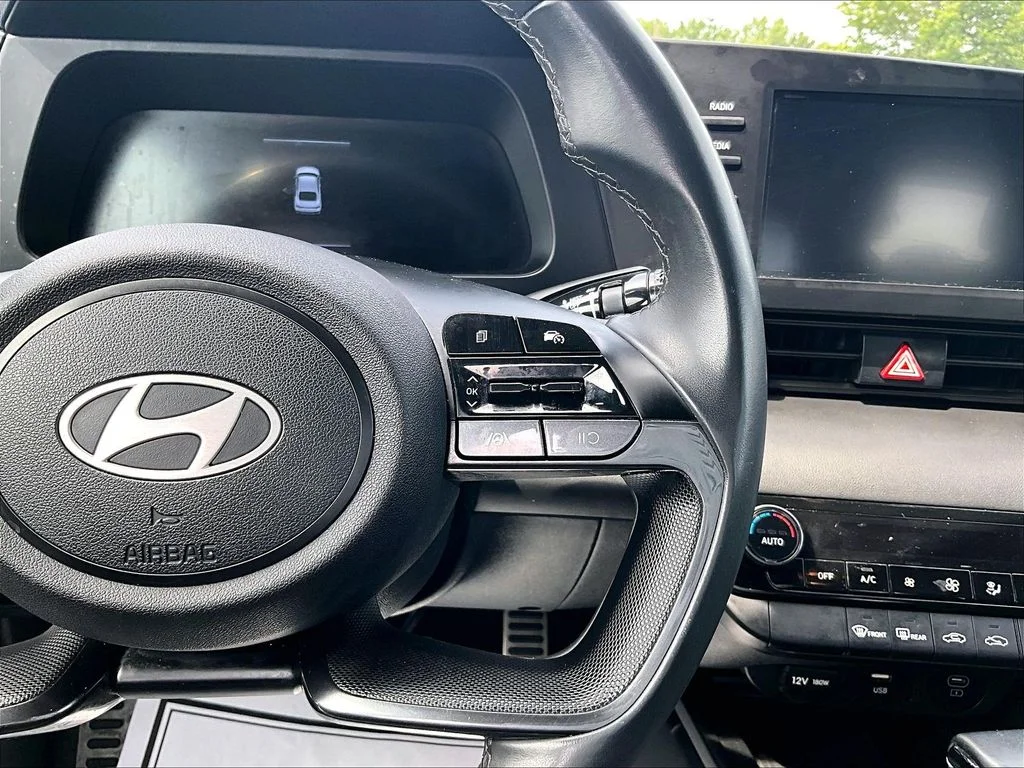Used 2025 Black Hyundai SEL Sport image 17