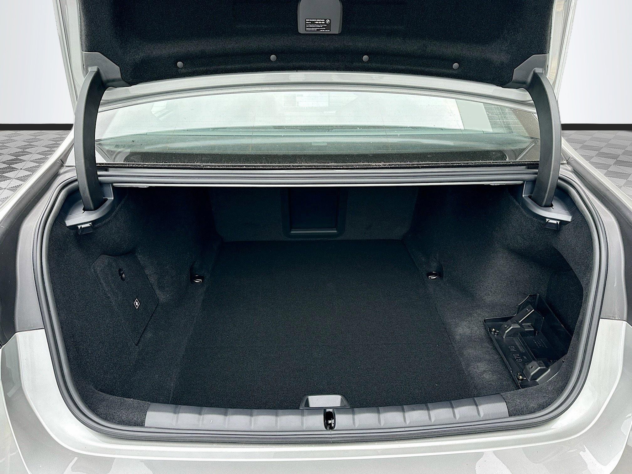 2025 BMW i7 50 - Photo 23