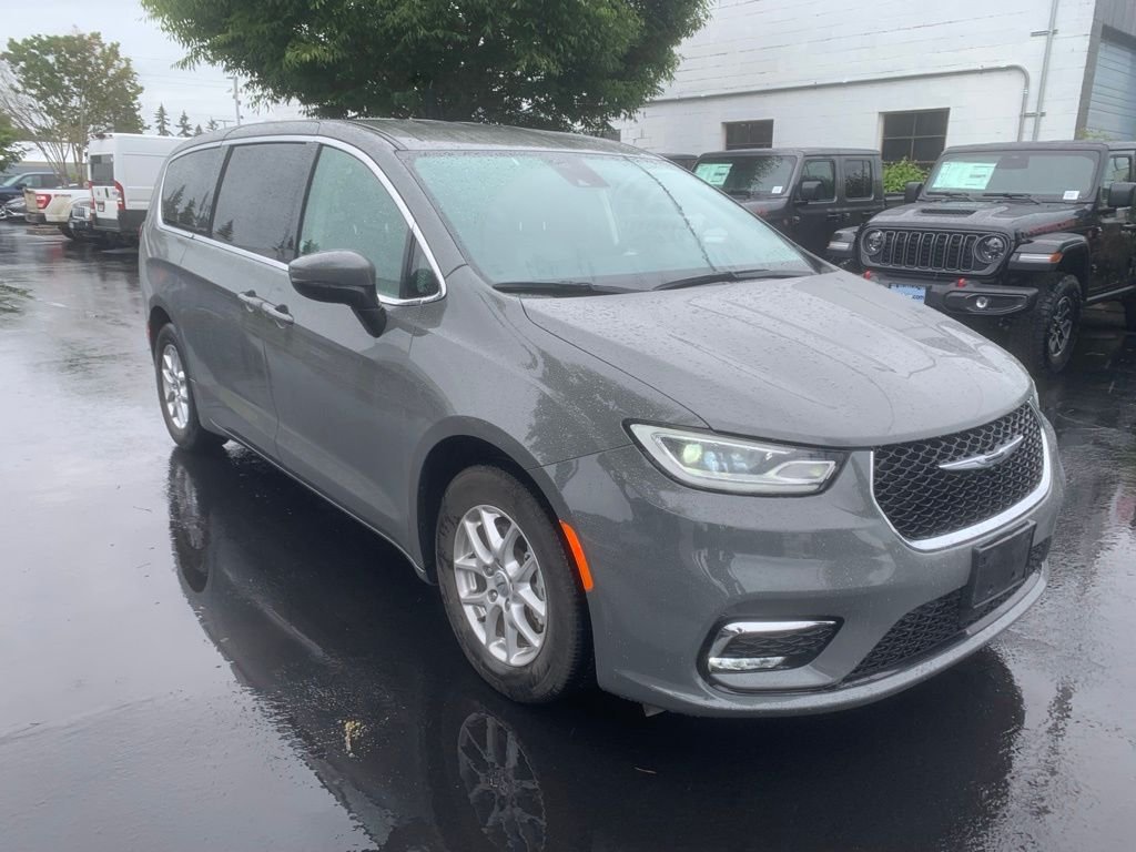Used 2023 Ceramic Gray Clearcoat Chrysler Touring L image 4