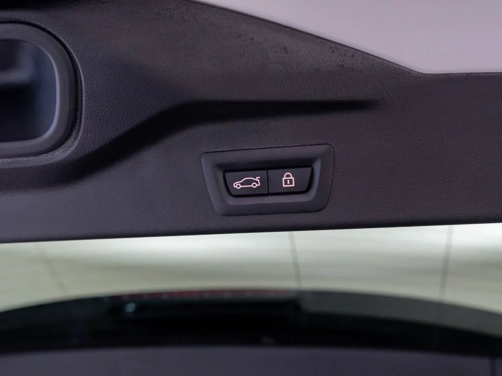 Used 2023 White BMW M50i image 39