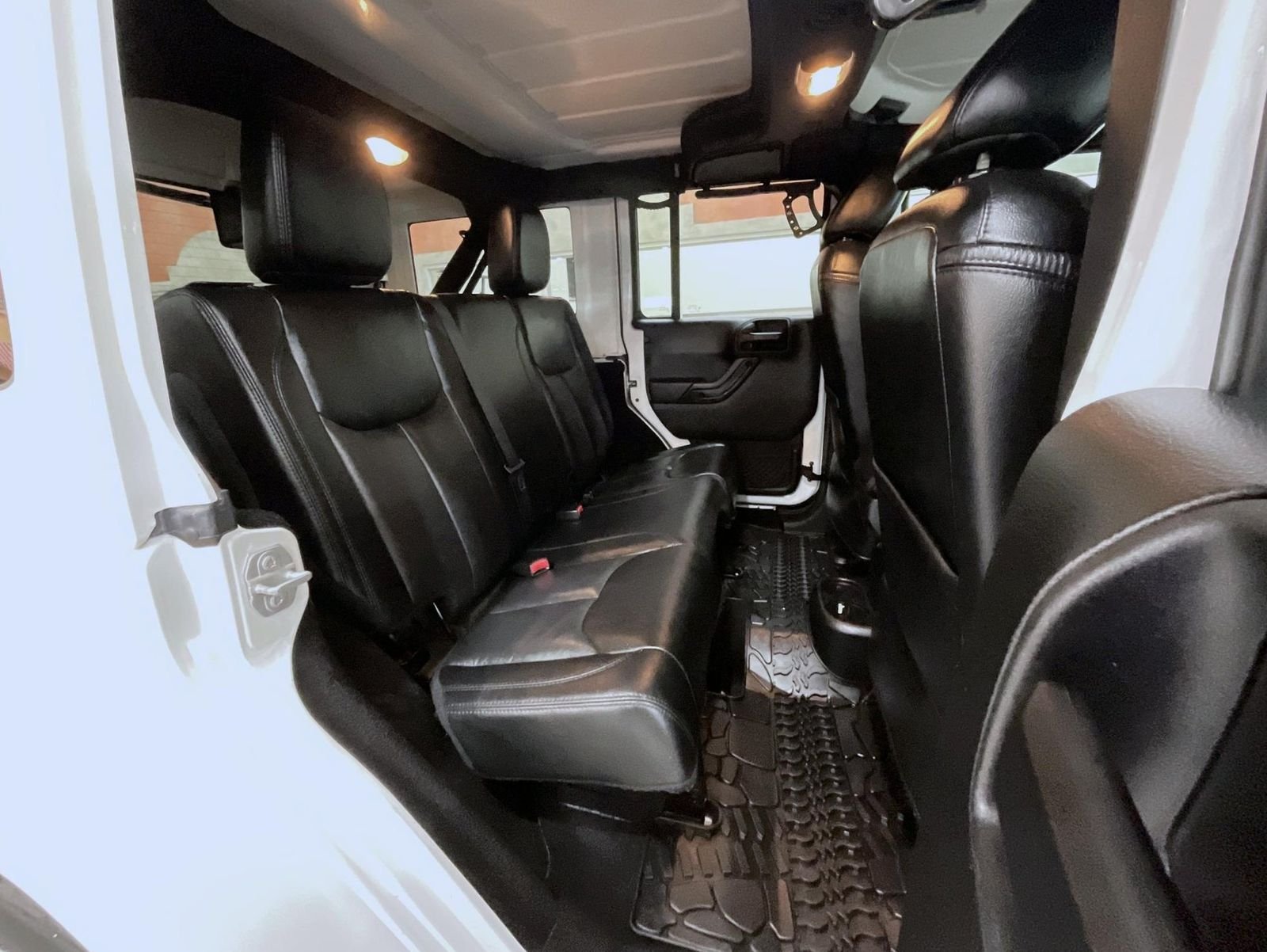 Used 2017 White Jeep Unlimited Sahara image 18