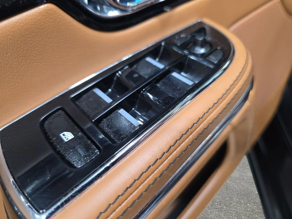 Used 2014 Ebony Jaguar XJL Portfolio image 27