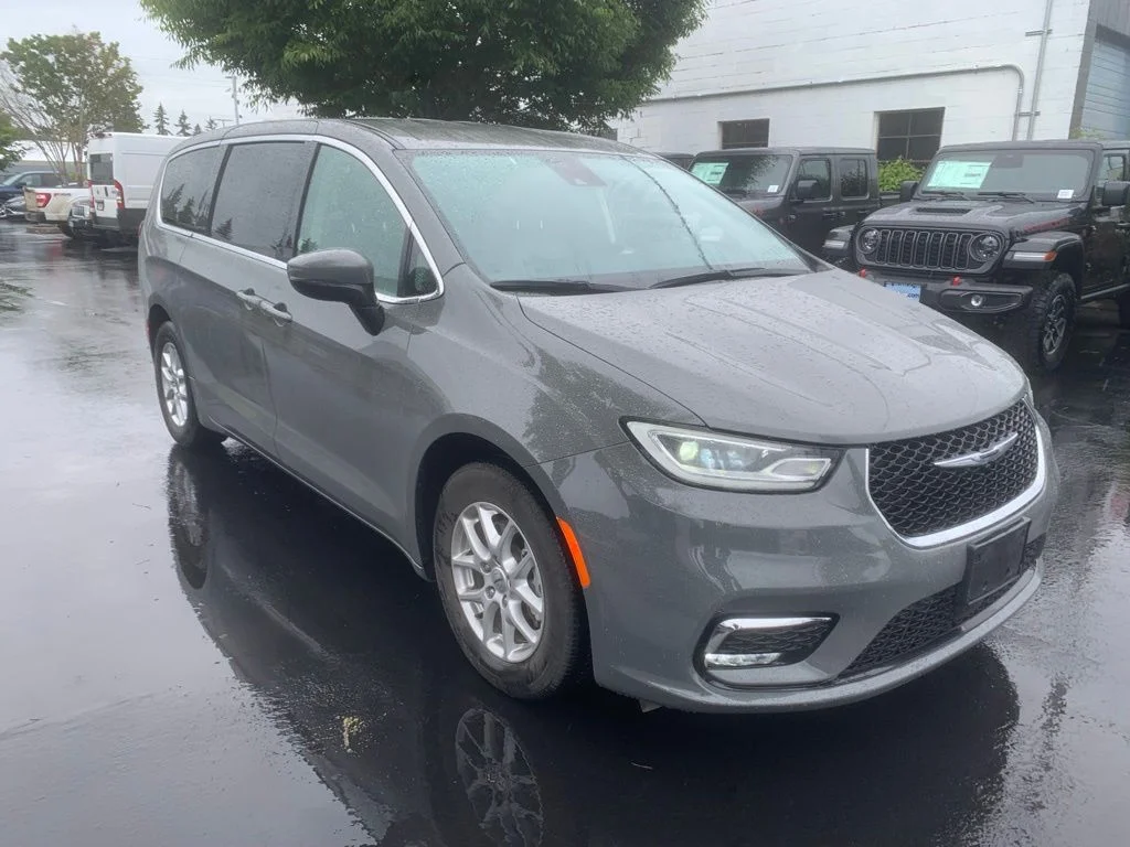 Used 2023 Ceramic Gray Clearcoat Chrysler Touring L image 4