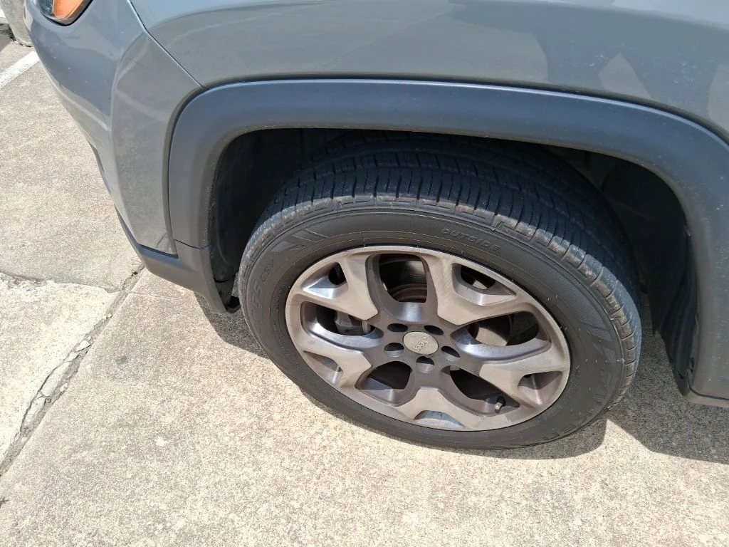 Used 2019 Gray Jeep Limited image 5