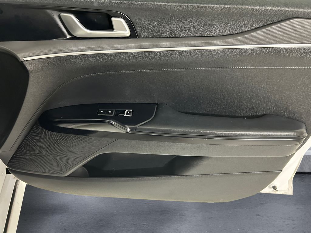 Used 2021 White Kia LXS image 15