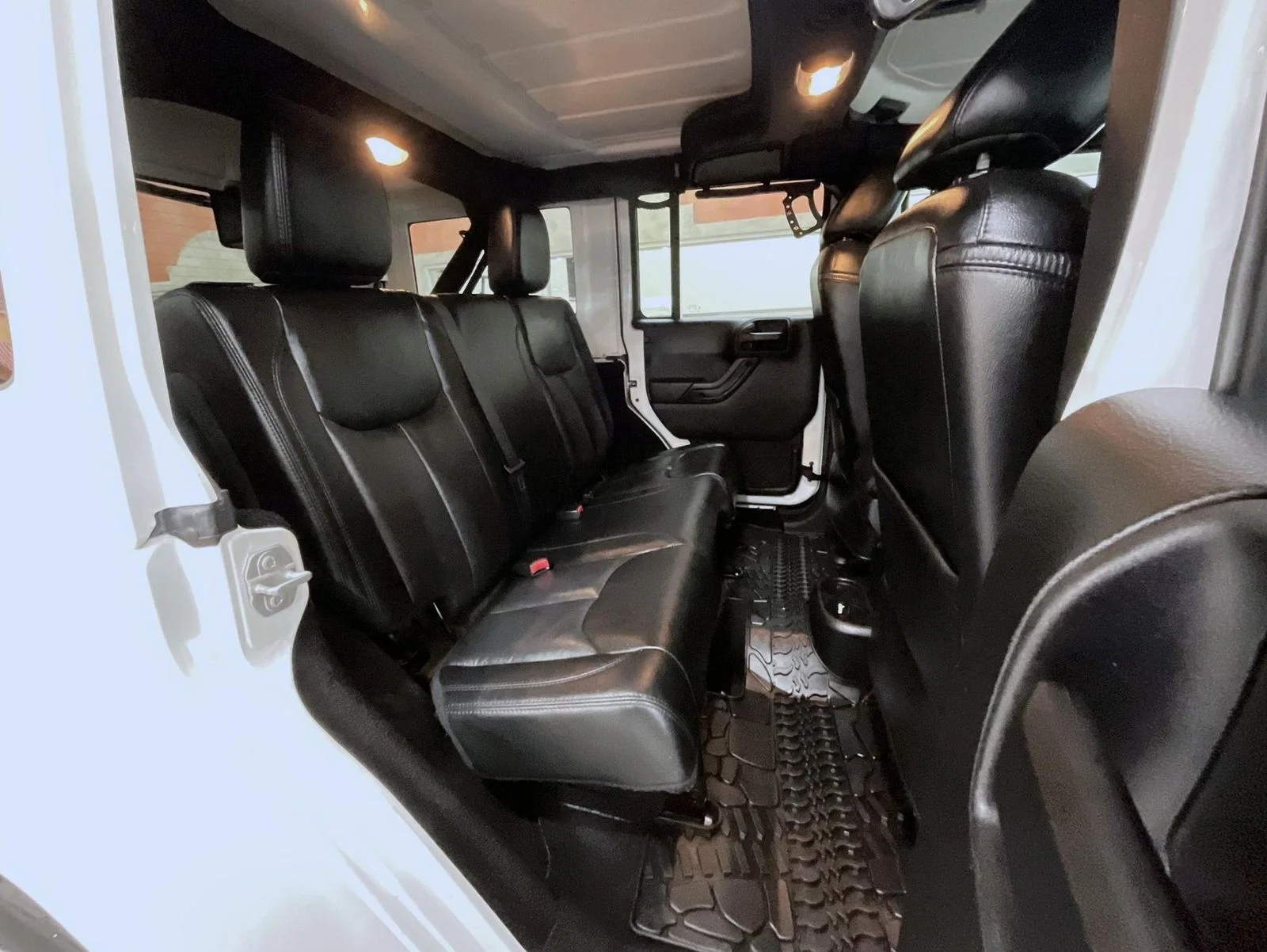 Used 2017 White Jeep Unlimited Sahara image 18