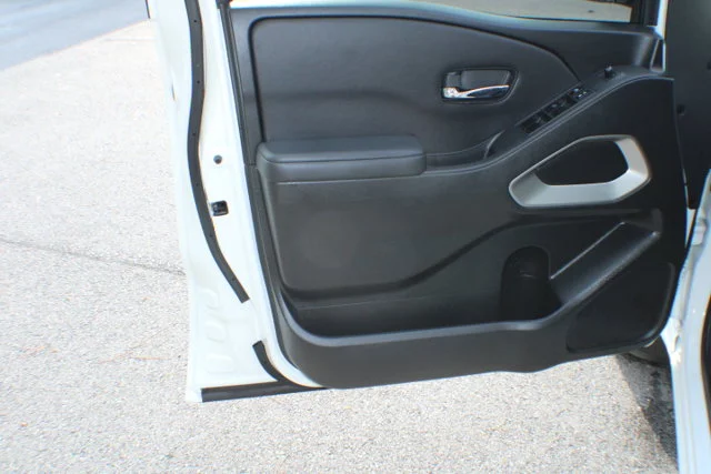 Used 2023 Glacier White Nissan SV image 6