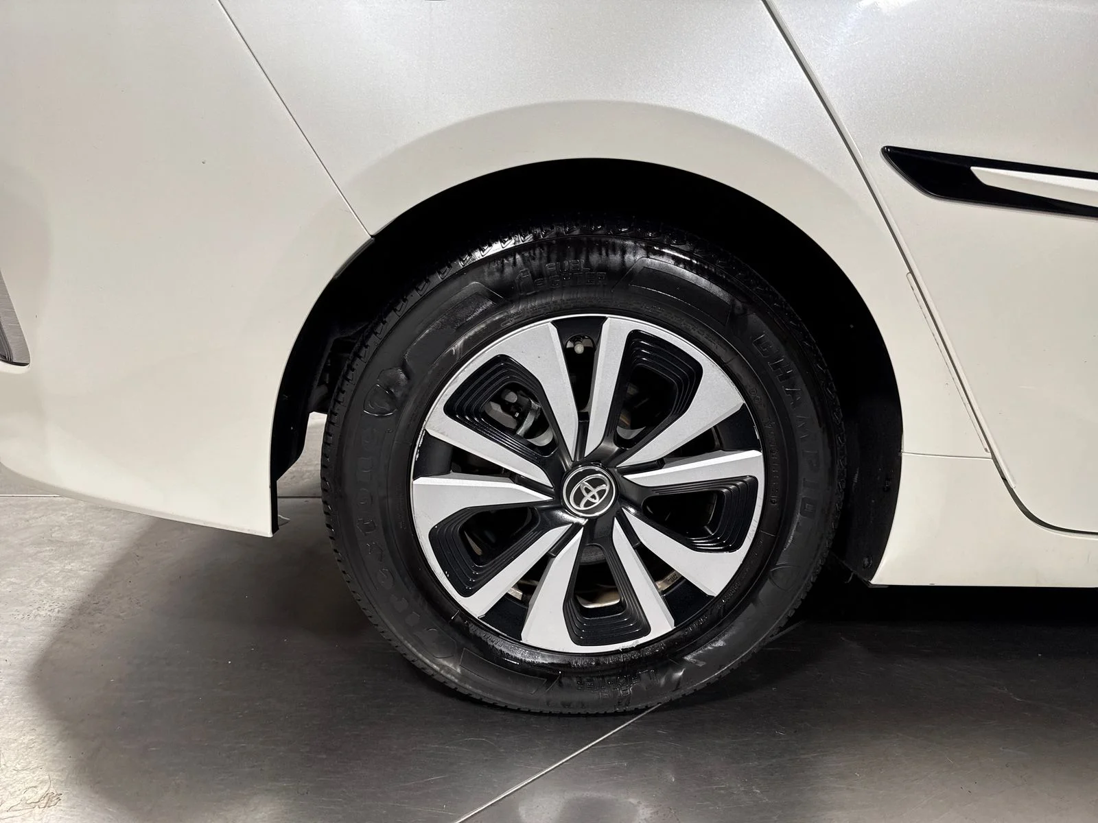 Used 2017 Blizzard Pearl Toyota Premium image 13