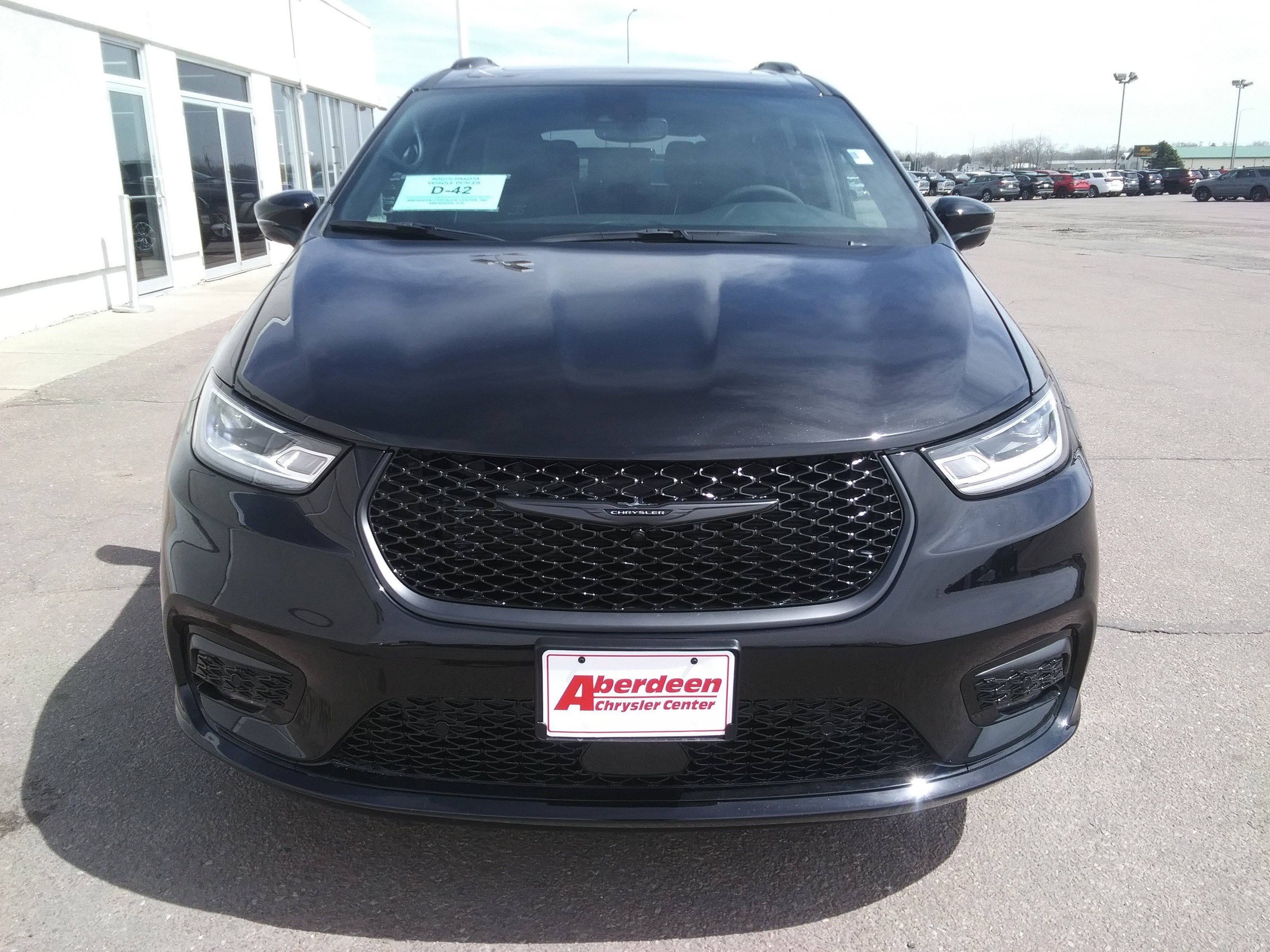 New 2026 Diamond Black Crystal Pearl-Coat Exterior Paint Chrysler Limited image 3