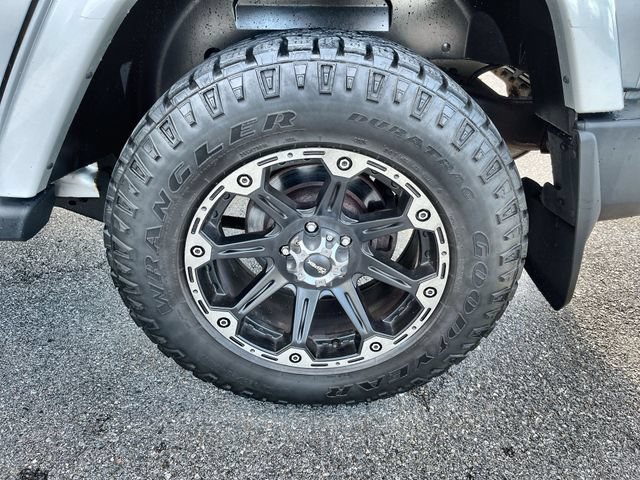 Used 2011 Silver Jeep Sahara image 19