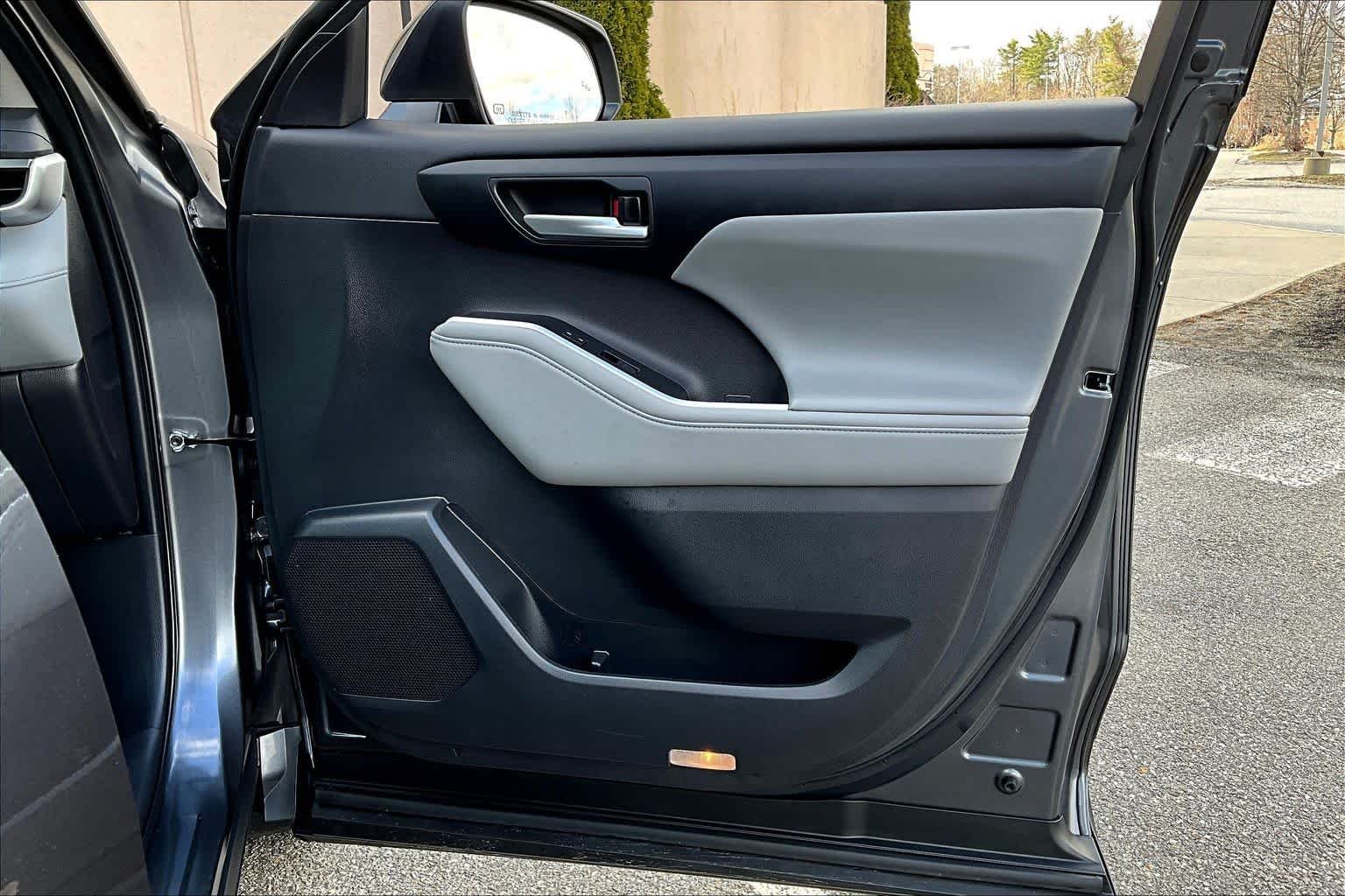 2025 Toyota Highlander XLE - Photo 23