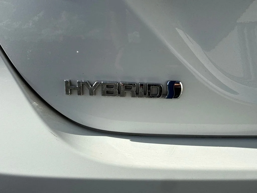 Used 2018 Super White Toyota LE image 11