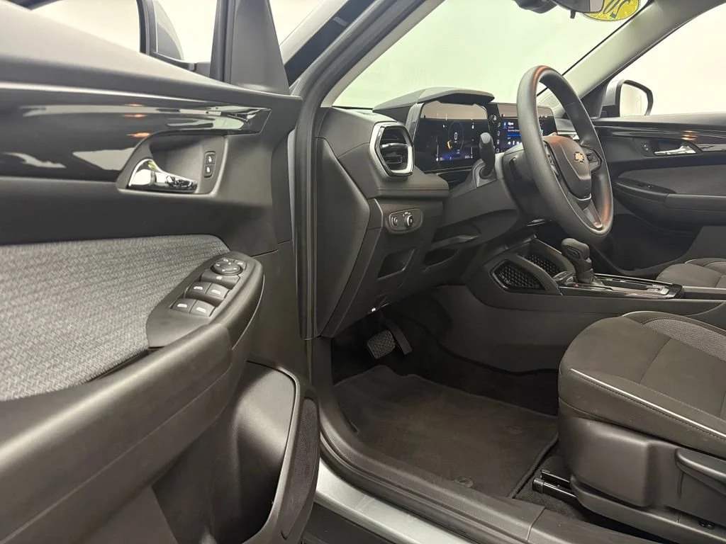 Used 2025 Sterling Gray Metallic Chevrolet LT image 13