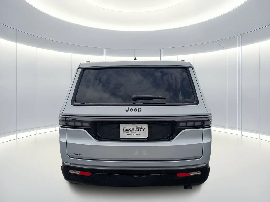 New 2026 Silver-Zynith Exterior Paint Jeep Limited Reserve image 5