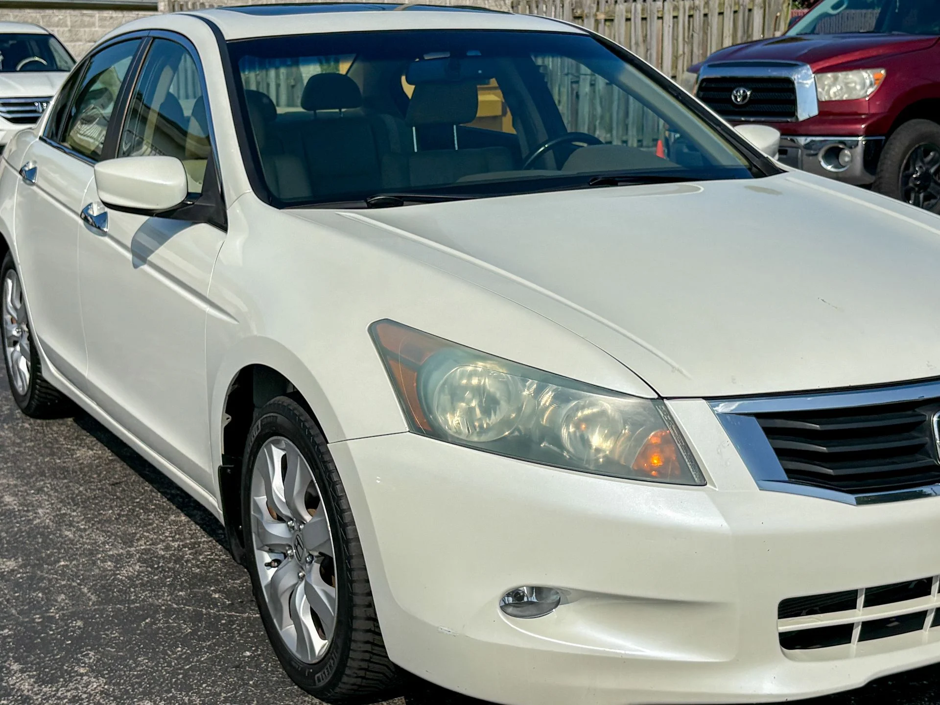 Used 2010 White Honda EX-L image 2