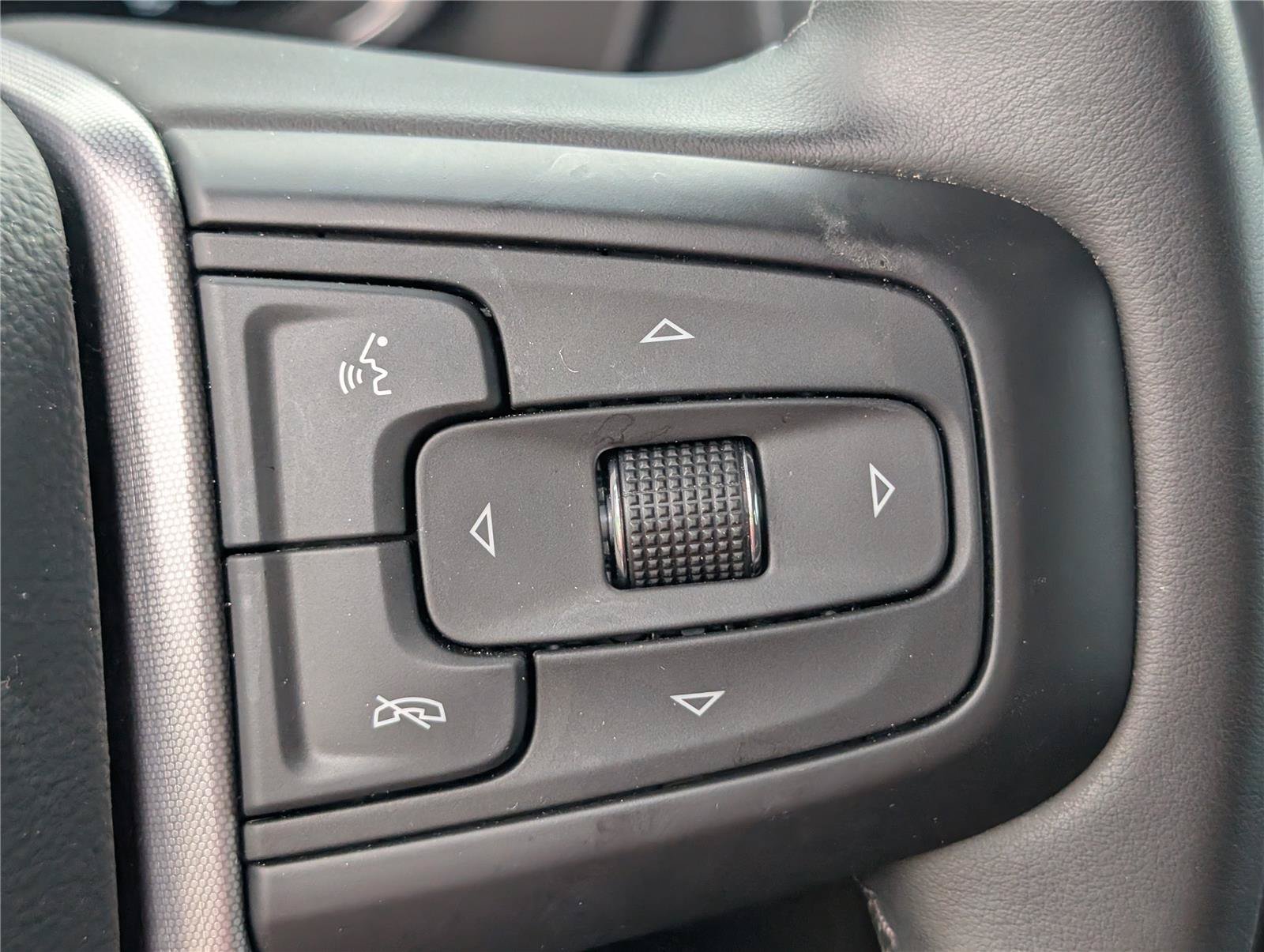 2024 GMC Yukon SLE - Photo 19