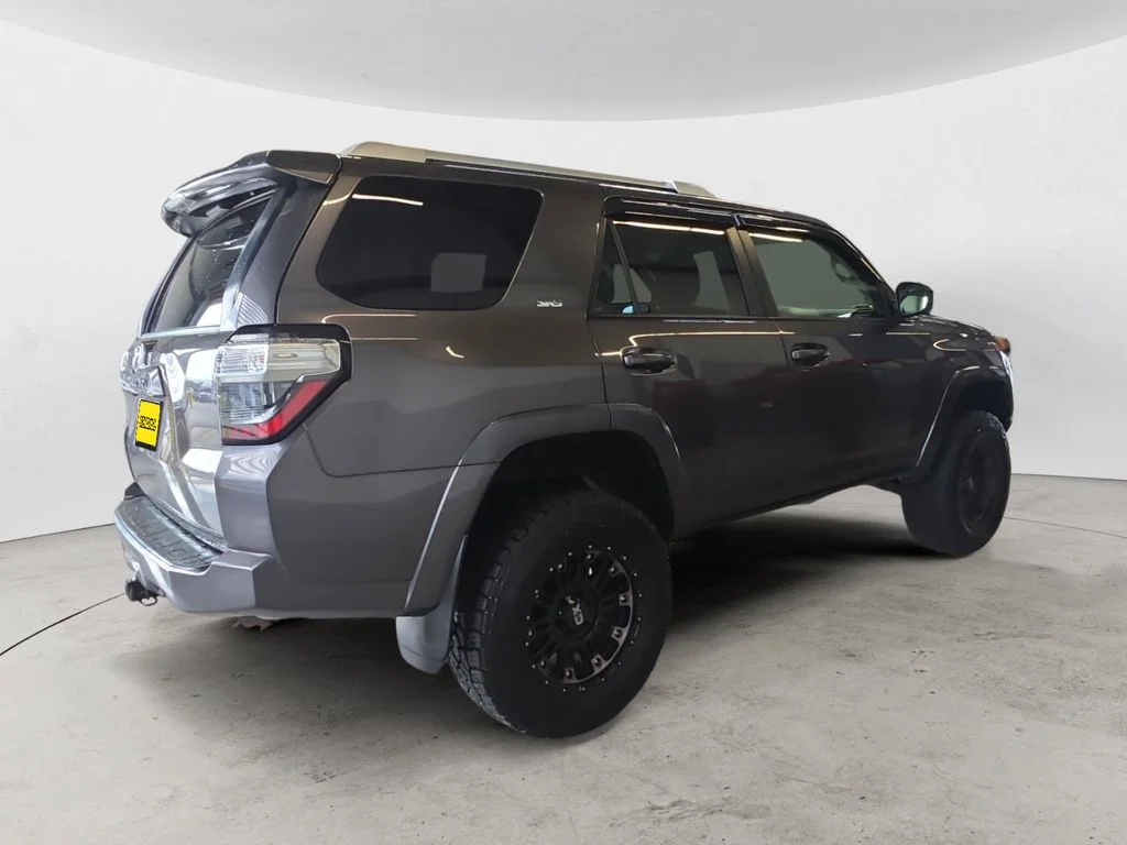Used 2018 Gray Toyota SR5 image 5