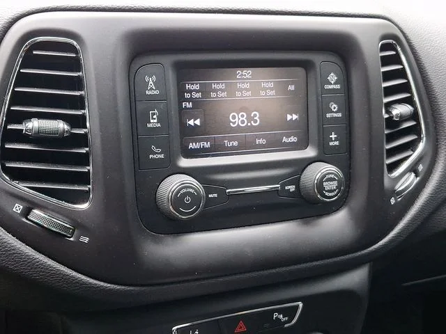 Used 2018 Silver Jeep Latitude image 17