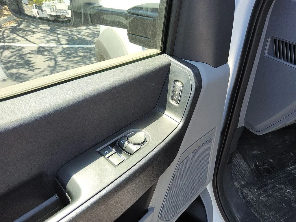 New 2025 Oxford White Ford XL image 6
