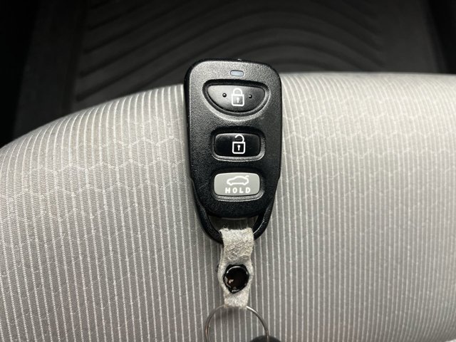 Used 2017 Shale Gray Metallic Hyundai SE image 19